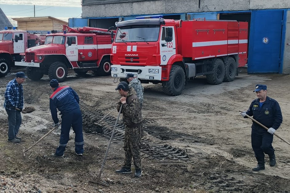 Субботник на прилегающей территории пожарного депо.