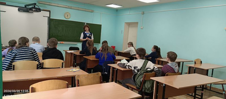 Инструктор с учениками 5 класса Новоназимовской школы повторяли базовые правила пожарной безопасности. Инструктор с учениками 5 класса Новоназимовской школы повторяли базовые правила пожарной безопасности.